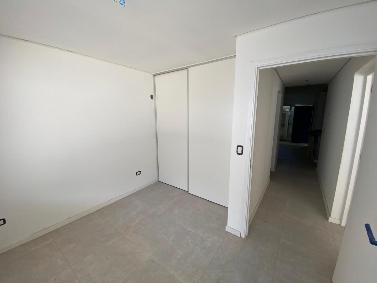 Departamento en Venta de 2 Dorm. C/ Cochera en Quinta Sección 1
