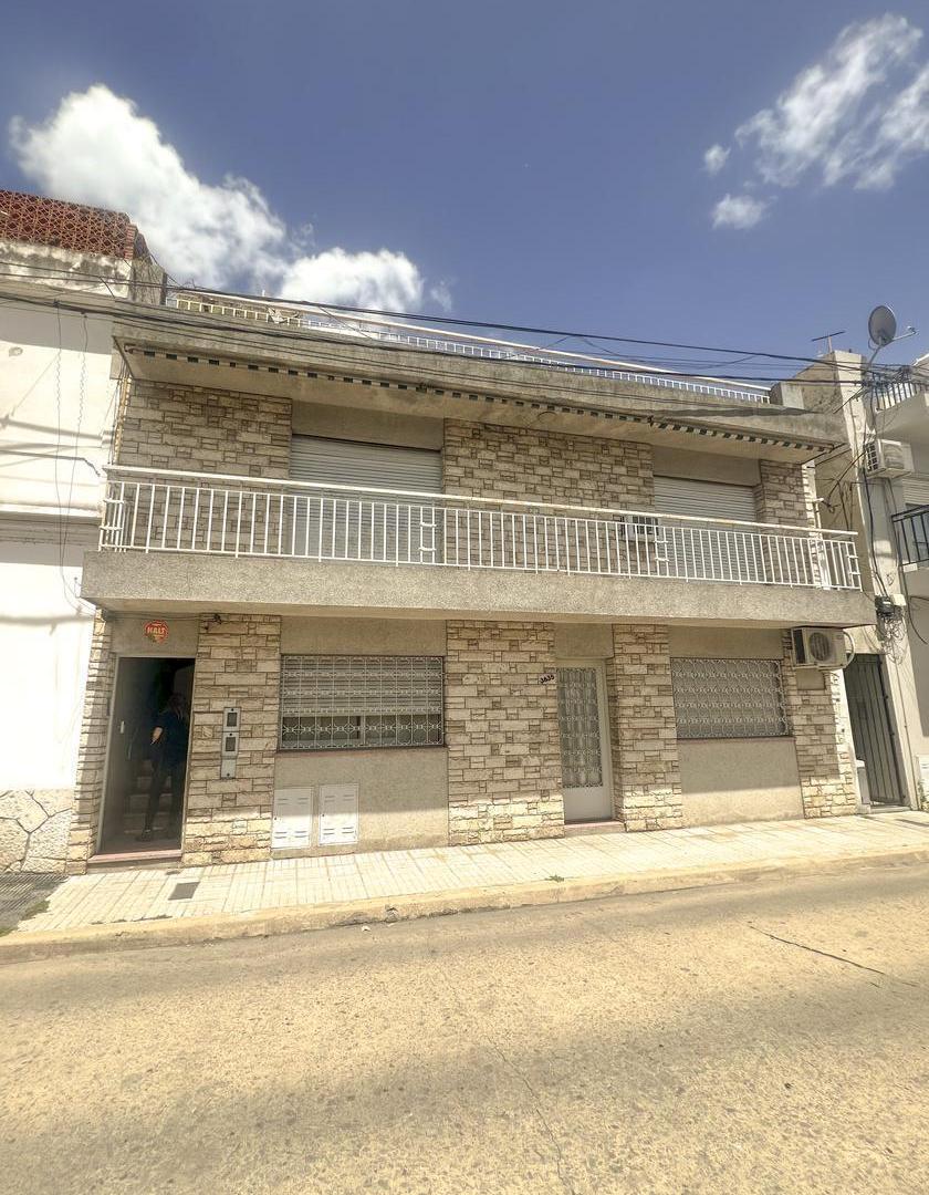 Casa 3 habitaciones, terraza y balcón.Echesortu Pje Marqués de Moya al 3800