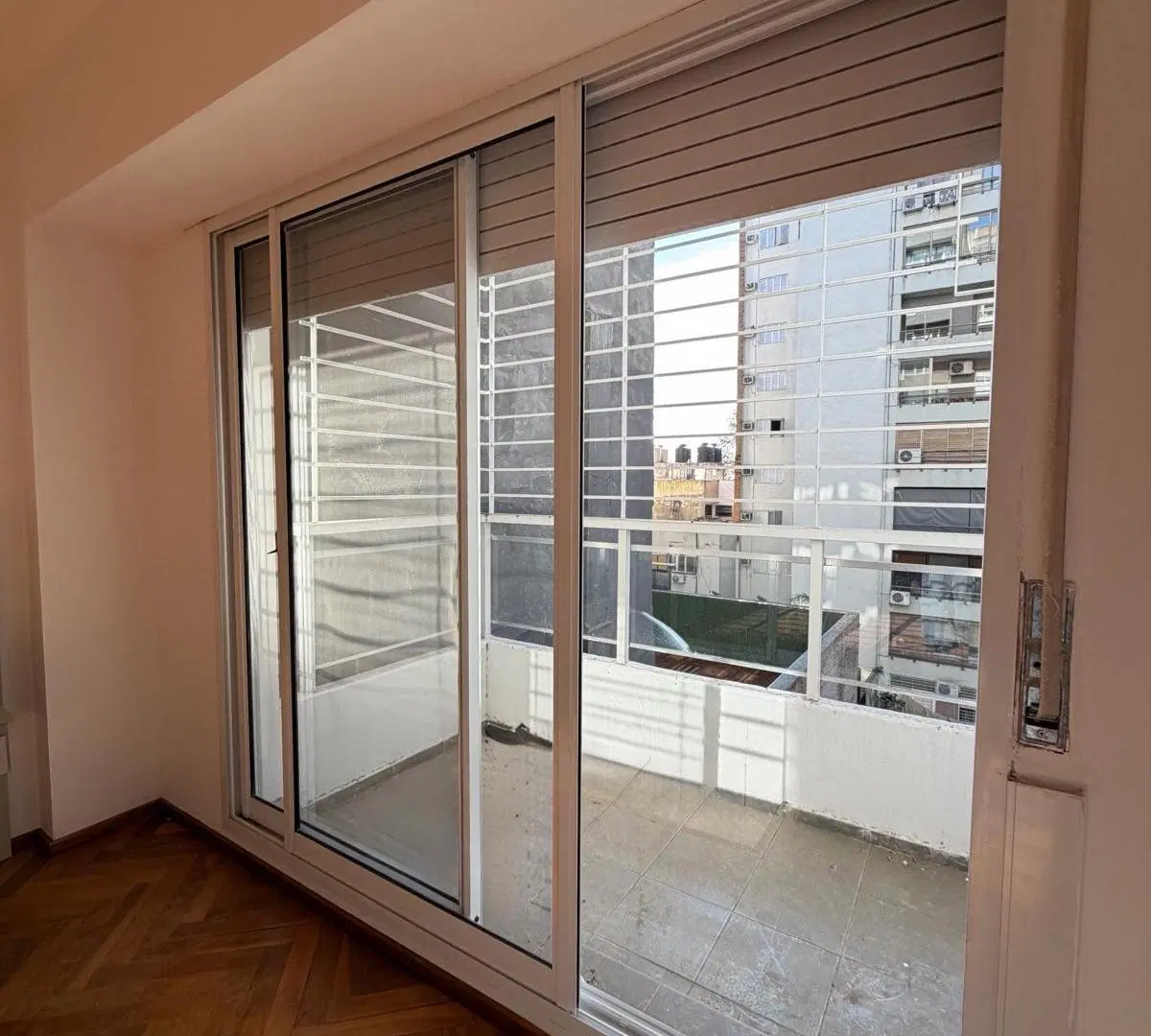 Venta departamento de 3 dormitorios piso exclusivo con cochera en Zona Río 1