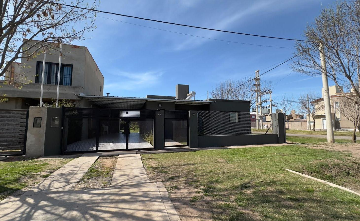 Foto de Casa 2 Hab, 2 Baños, Pileta, Esquina Echeverria y Casilda, Funes City, imagen 1