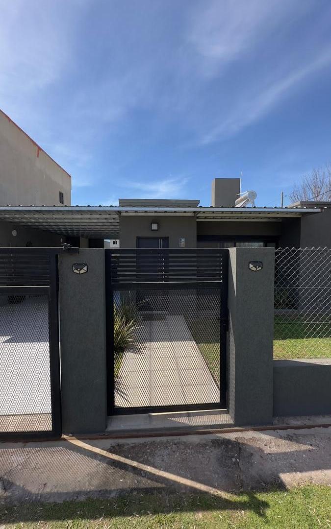 Foto de Casa 2 Hab, 2 Baños, Pileta, Esquina Echeverria y Casilda, Funes City, imagen 3