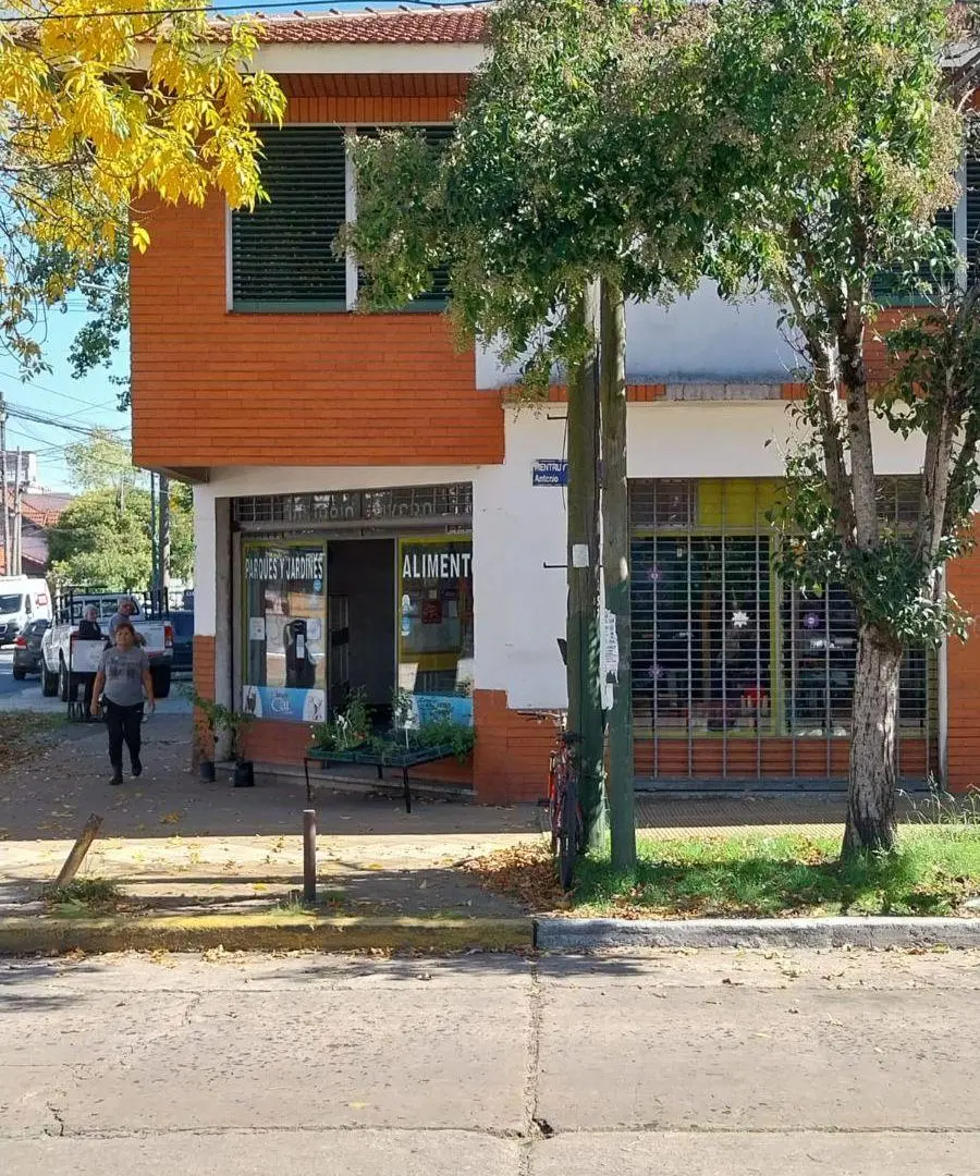 LOCAL EN ESQUINA ESTRATEGICA DE BANFIELD 3