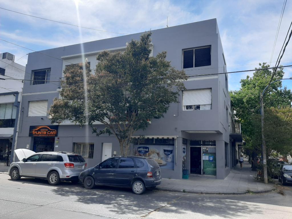 Edificio con 2 Locales y 4 Deptos 3 Amb. Excelente Ubicacion 1