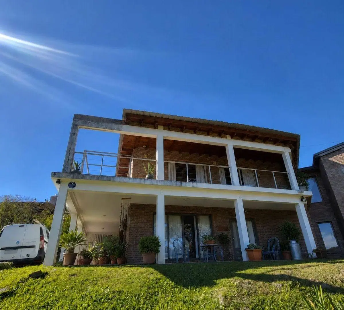 CASA CON PILETA Y PARQUE EN AGUA DE ORO 3