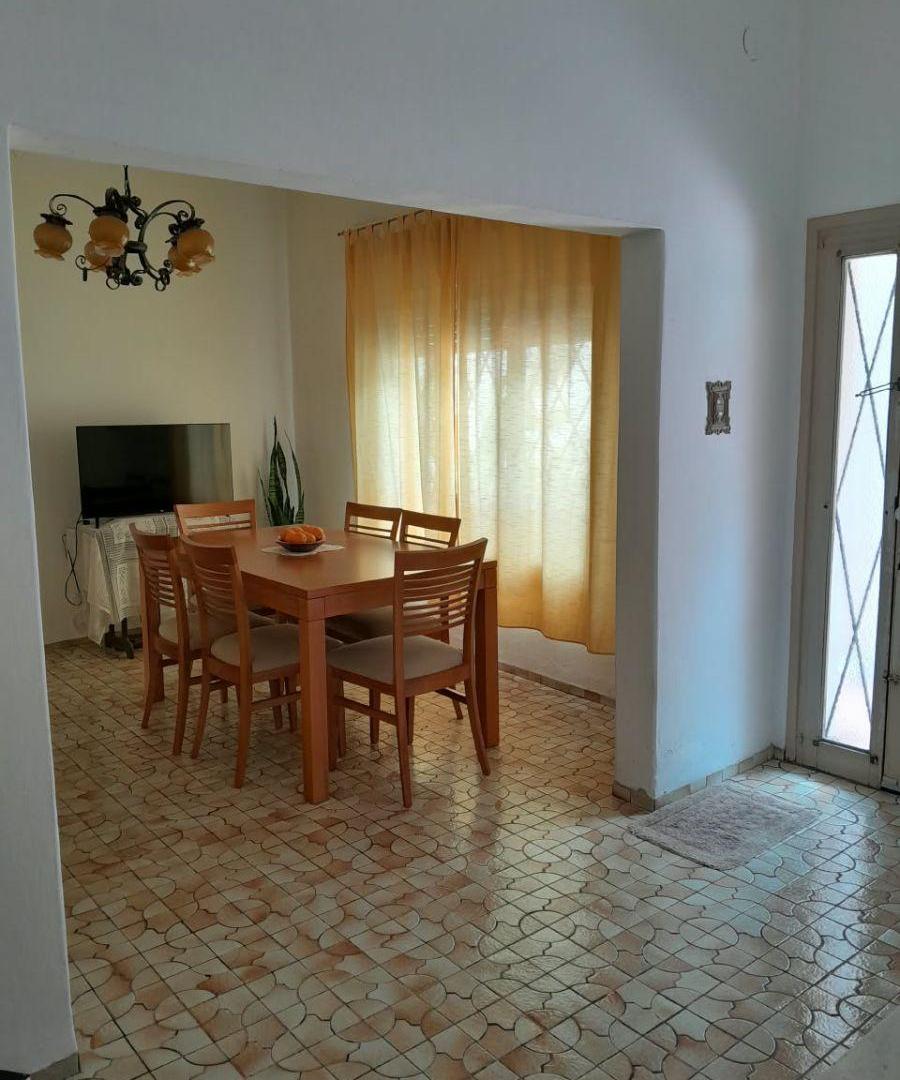 Foto de CASA EN VTA 2 DORMITORIO/PATIO EN VILLA CABRERA, imagen 2