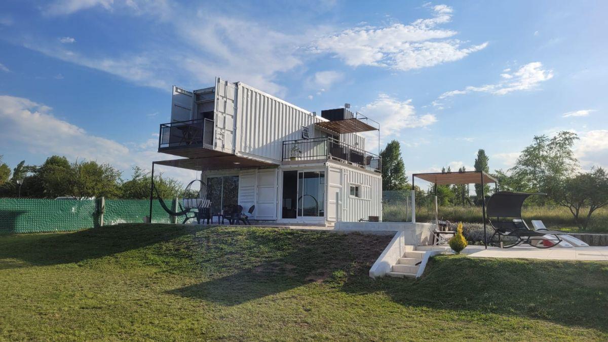 Casa de contenedores, dos unidades separadas planta alta y planta baja