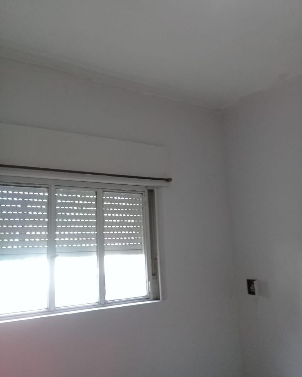 Casa: 2 dormitorios, 1 baño, living, comedor, cocina, lavadero, garaje, galpón.
