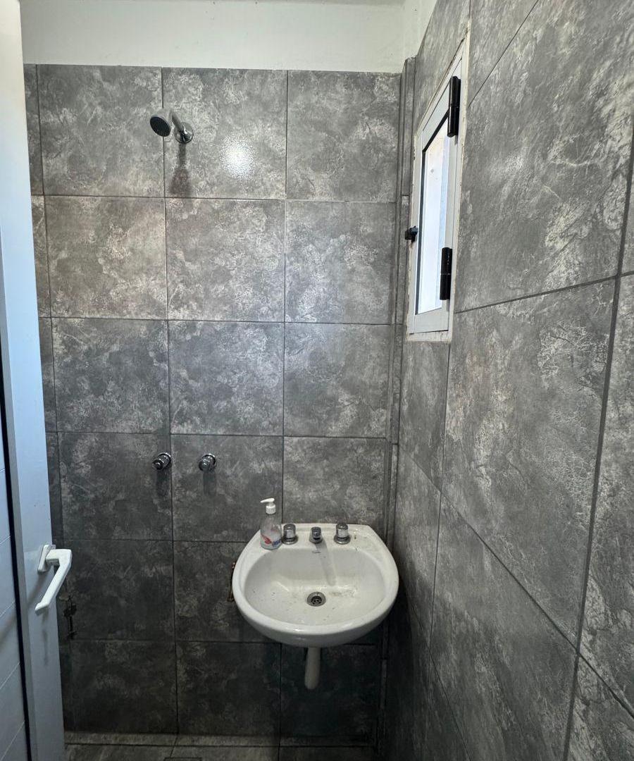 Foto de ALQUILER - Amplio Galpón de 240m2 sobre Av. Remedios de Escalada - Río, imagen 5