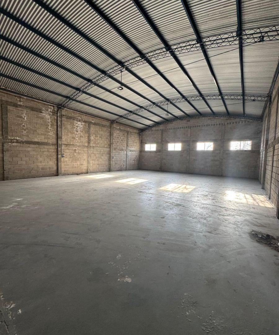 Foto de ALQUILER - Amplio Galpón de 240m2 sobre Av. Remedios de Escalada - Río, imagen 4