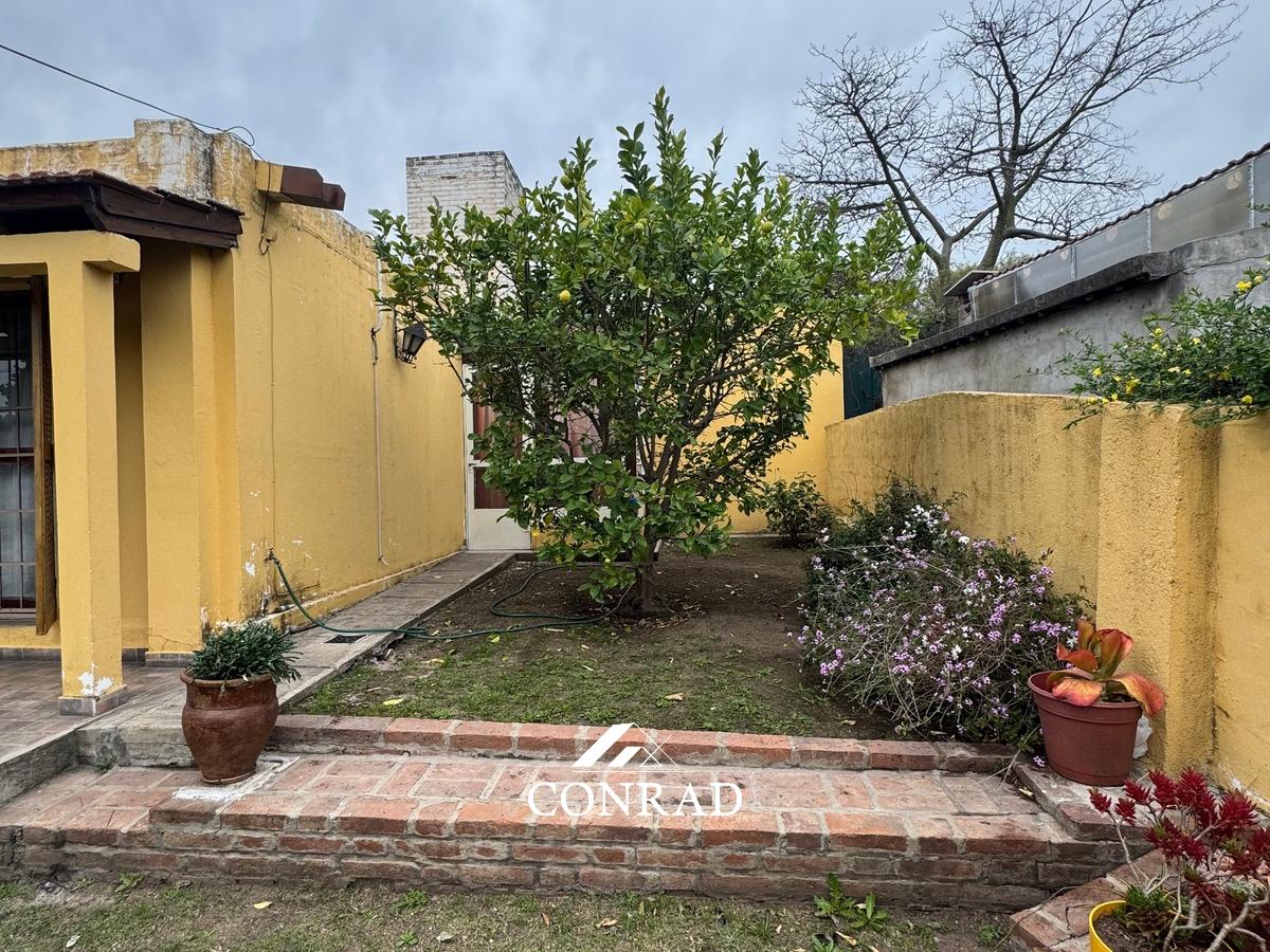 Foto de APTA CRÉDITO - Casa en Venta de Dos Dormitorios con Patio y Pileta, imagen 2
