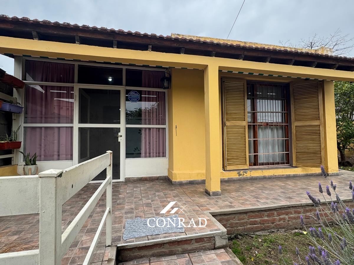 Foto de APTA CRÉDITO - Casa en Venta de Dos Dormitorios con Patio y Pileta, imagen 1