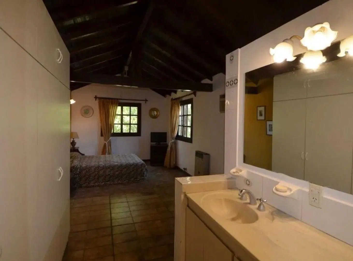 CASA EN ALQUILER AMOBLADO - MASCHWITZ C.C 4