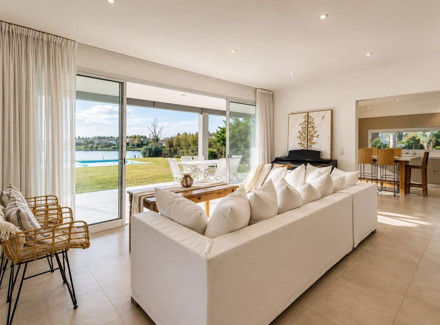Casa en alquiler amueblada con pileta y vista a la laguna