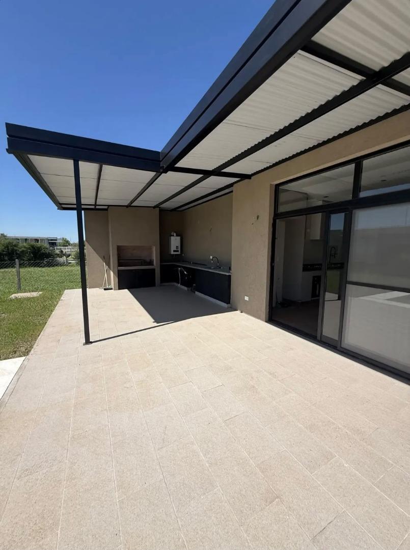 Foto de CASA EN VENTA - PILAR, imagen 1