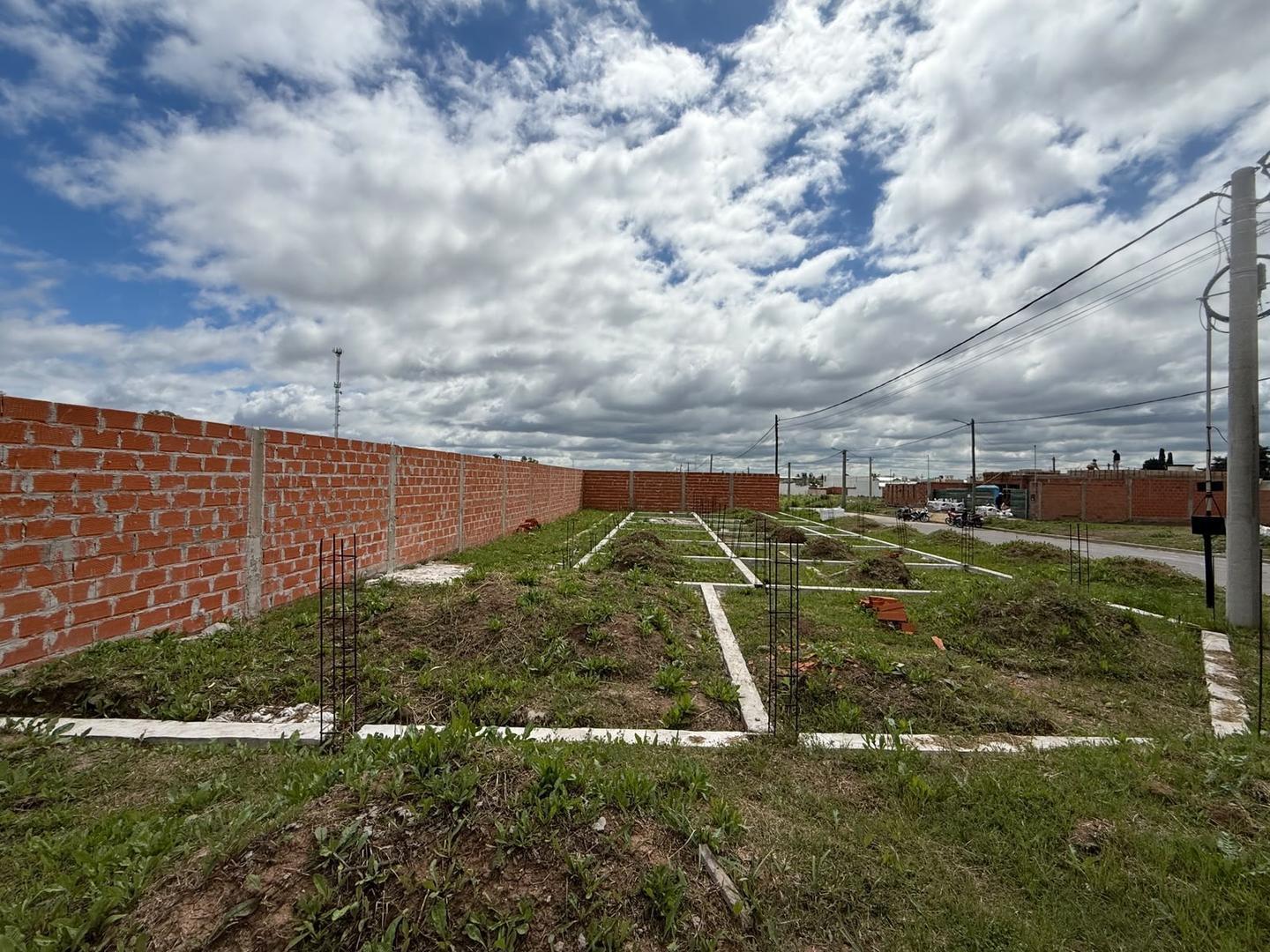 Foto de LOTE CON MEJORAS EN VENTA BARRIO PORTAL DE LA AVENIDA, imagen 2