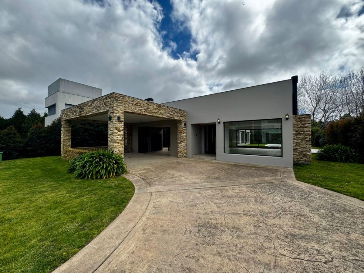 Foto de CASA 4 AMBIENTES | RUMENCO | SAUCES 31 | PILETA | COCHERA SEMICUBIERTA, imagen 2