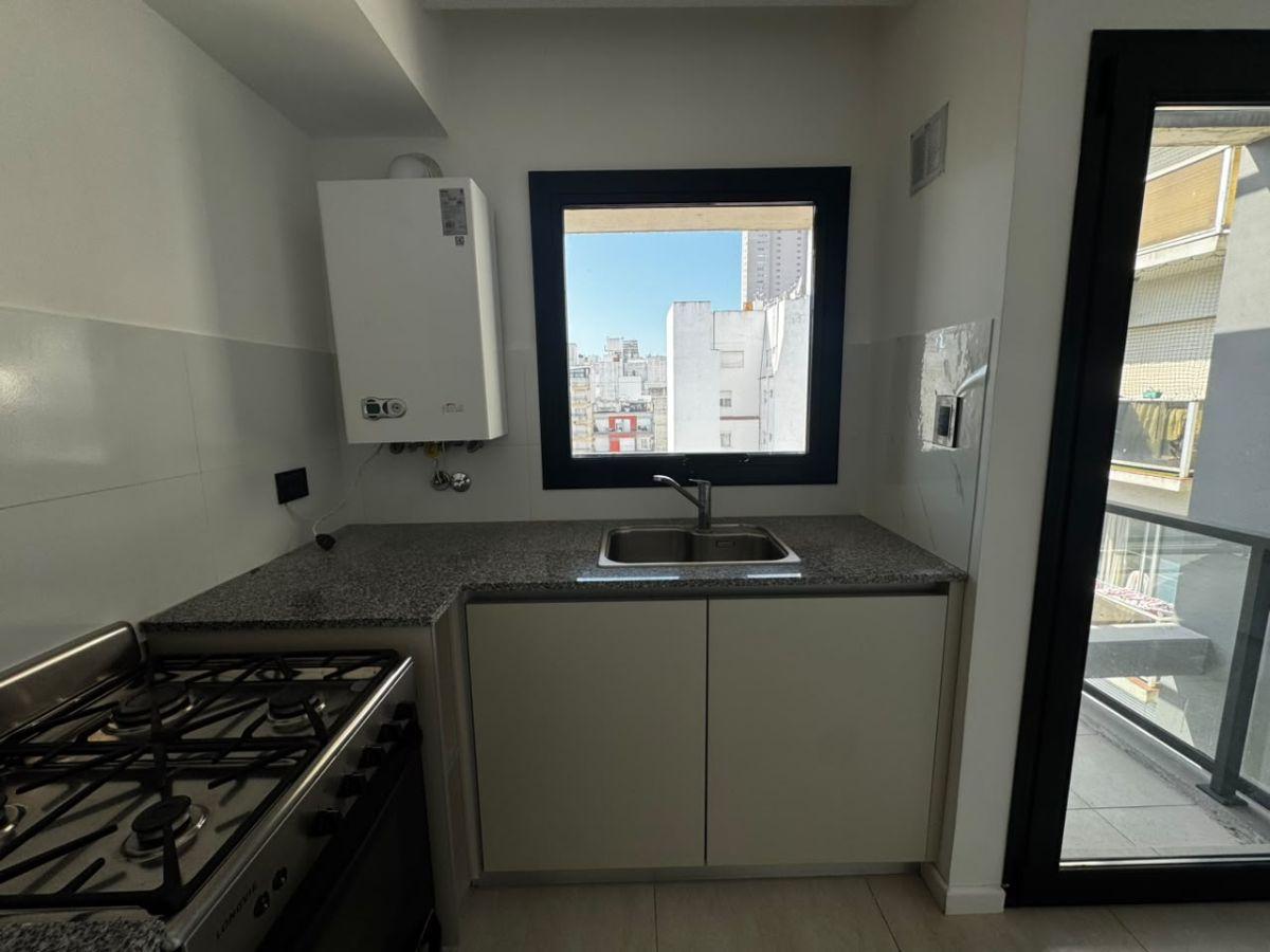 Foto de 2 AMBIENTES | CONTRAFRENTE | BALCON | PARRILLA | COCHERA FIJA, imagen 3