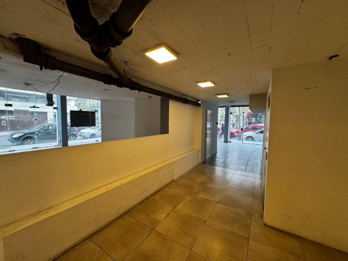 Foto de ALQUILER | GRAN LOCAL COMERCIAL EN ESQUINA | ZONA PLAZA MITRE, imagen 4