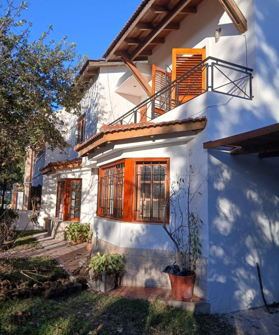 HERMOSA CASA CON PILETA Y QUINCHO EN ARGUELLO