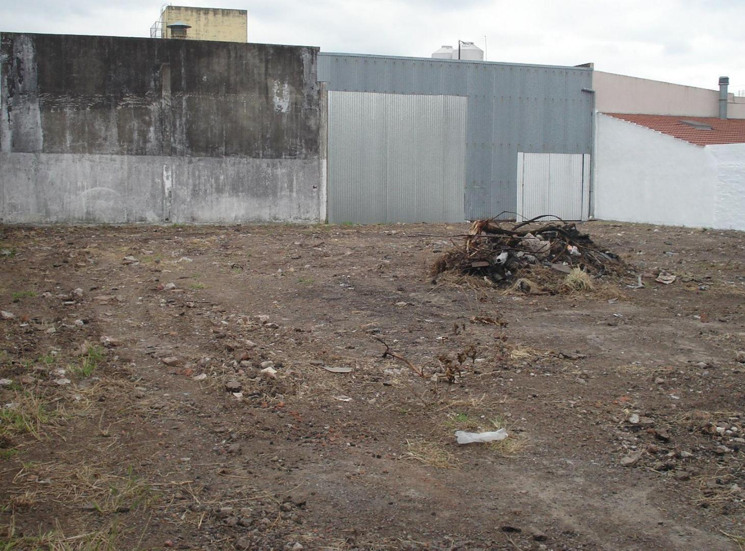 LOTE 700 m2 con deposito