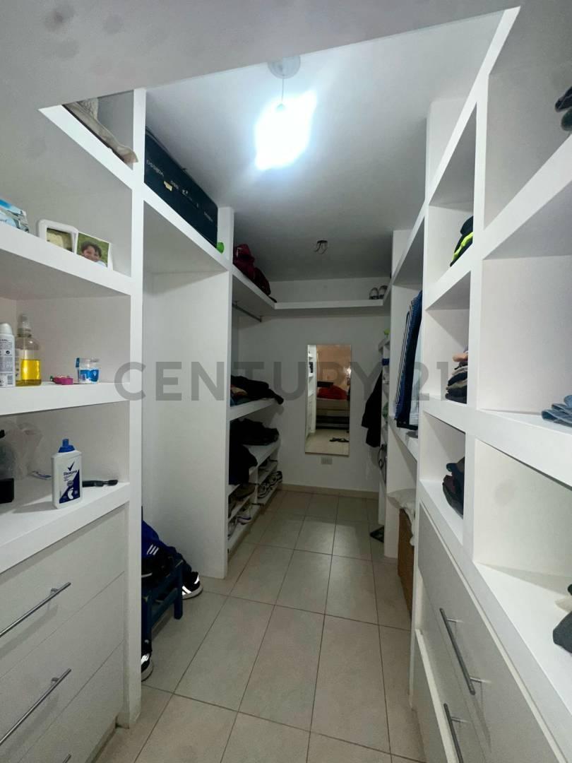 Venta Hermosa Casa en Barrio Solares de Maipu 2