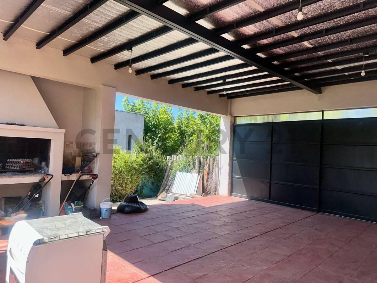 Venta Hermosa Casa en Barrio Solares de Maipu 1