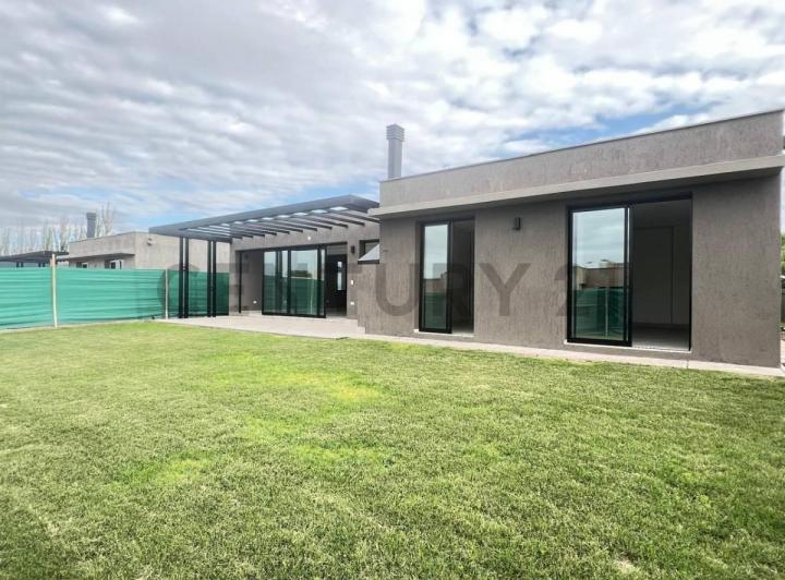 Se vende casa en barrio privado Lar de Vieytes II 5