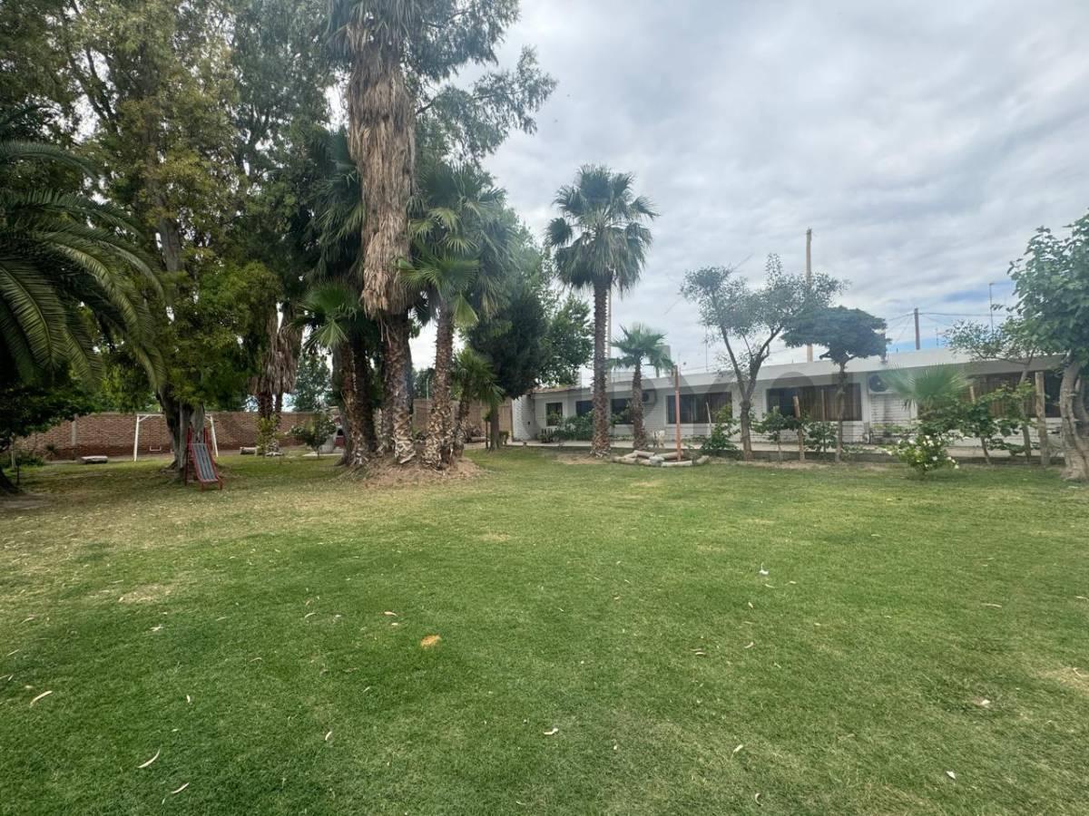 Venta de terreno con cuatro propiedades ( Excelente oportunidad )