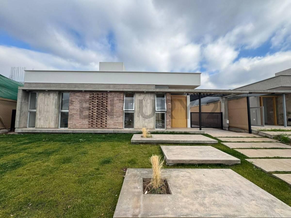 Foto de CASA EN VENTA EN BARRIO PRIVADO EN LUJAN DE CUYO, imagen 1