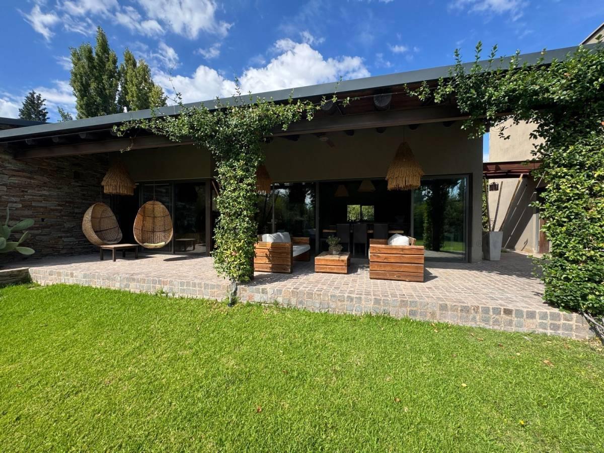 Foto de CASA DE CATEGORÍA EN CHACRAS DE CORIA, imagen 1