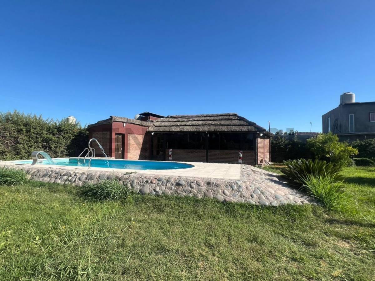 Foto de Se vende quincho con pileta en barrio privado, imagen 1