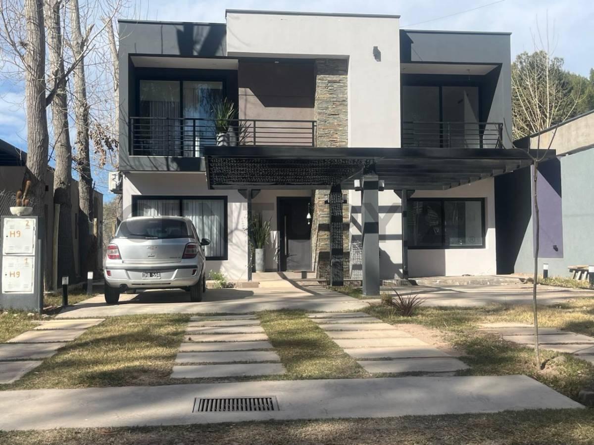 Foto de VENTA DE DUPLEX EN BARRIO PRIVADO COUNTRY CLUB MAIPÚ., imagen 1