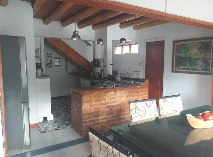 alquilo casa 4 dormitorios 3 baños apto familiar / profesional / comercial 2