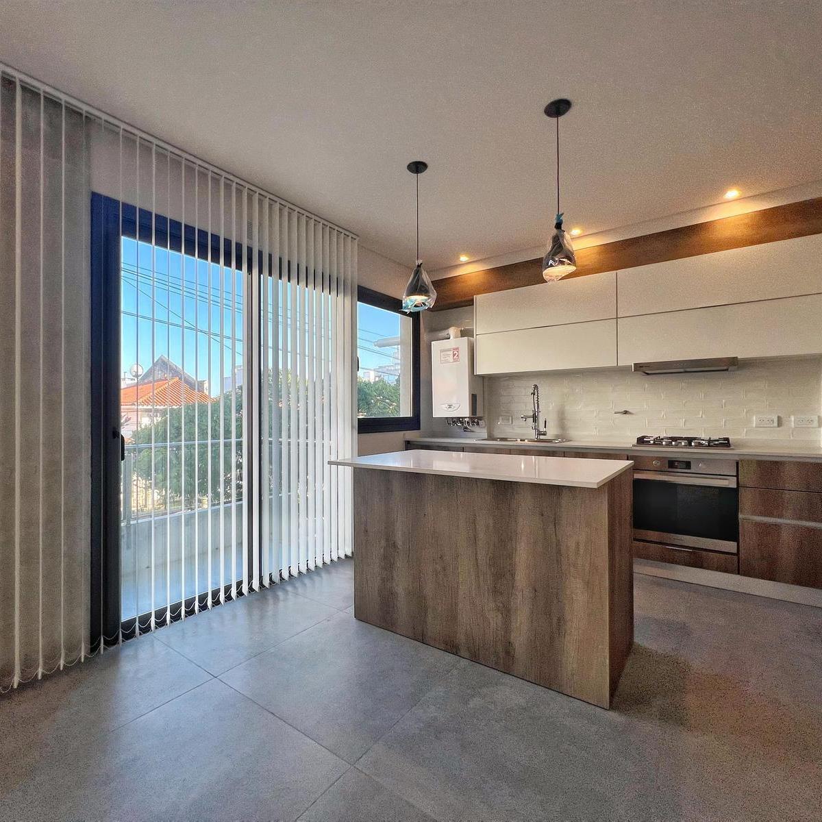 Piso 4 Ambientes C/ Terraza Privada y Cochera · Guemes 1