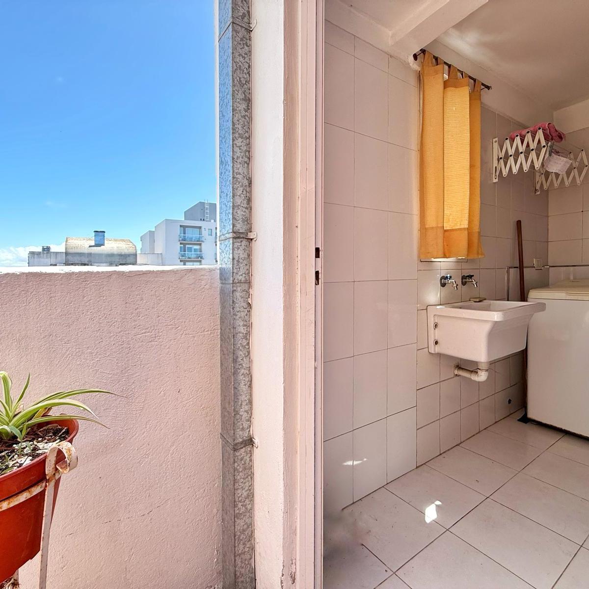 Piso 4 Ambientes con Terraza y Parrilla · Chauvin 4