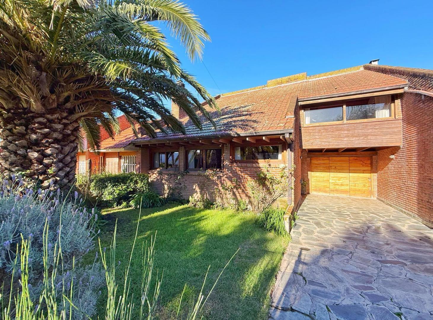 Casa con garage y parque · Colinas de Peralta Ramos