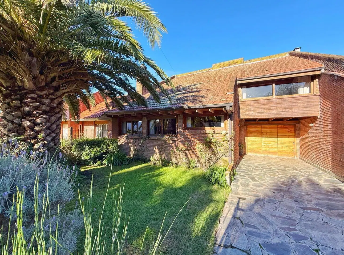 Casa con garage y parque · Colinas de Peralta Ramos 5