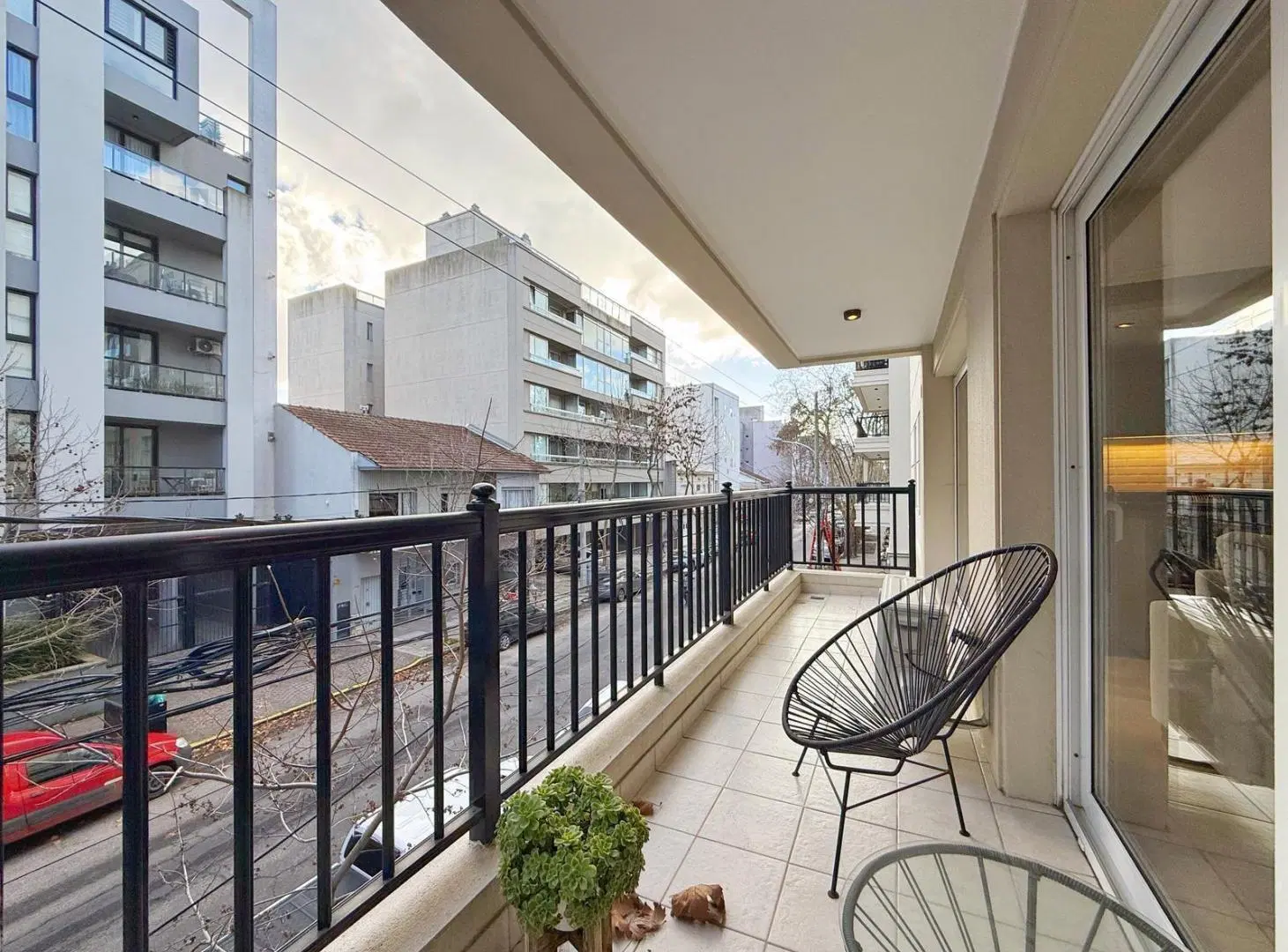 Departamento 3 ambientes con balcón y cochera · Guemes 8