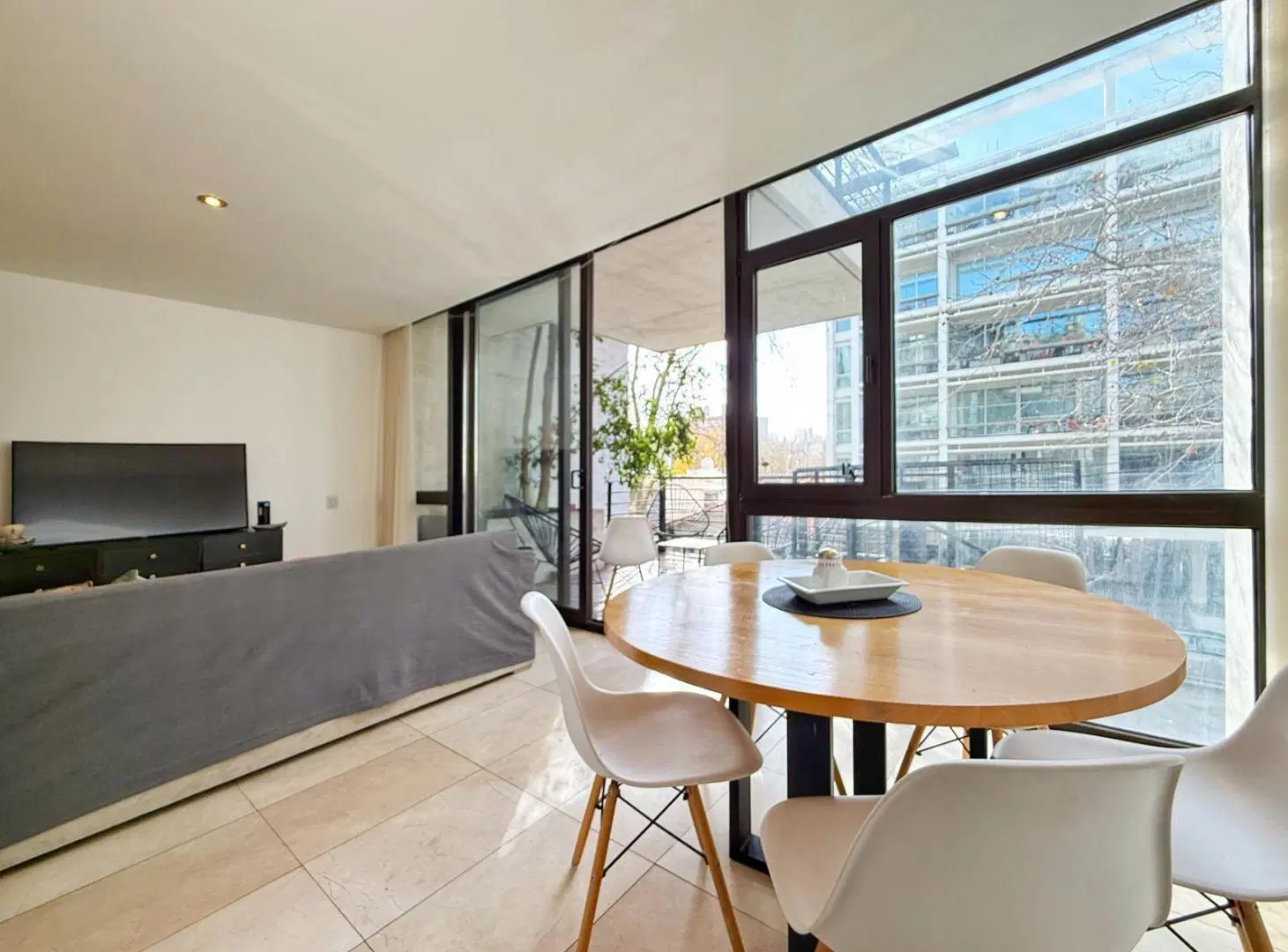 Departamento 3 ambientes con patio con parrilla · Guemes 8
