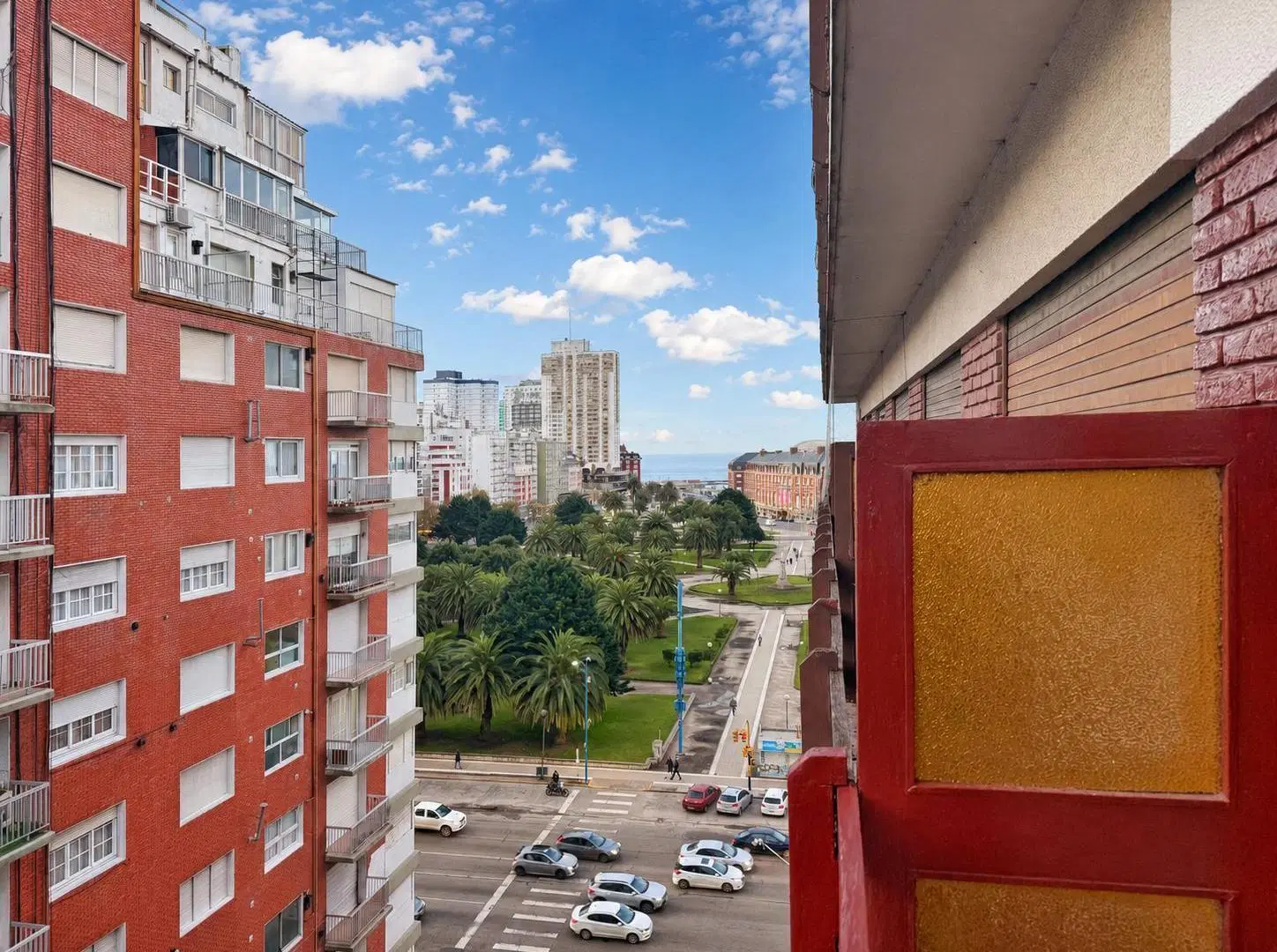 Departamento 2 ambientes invertido con balcón al frente · Plaza Colón 3