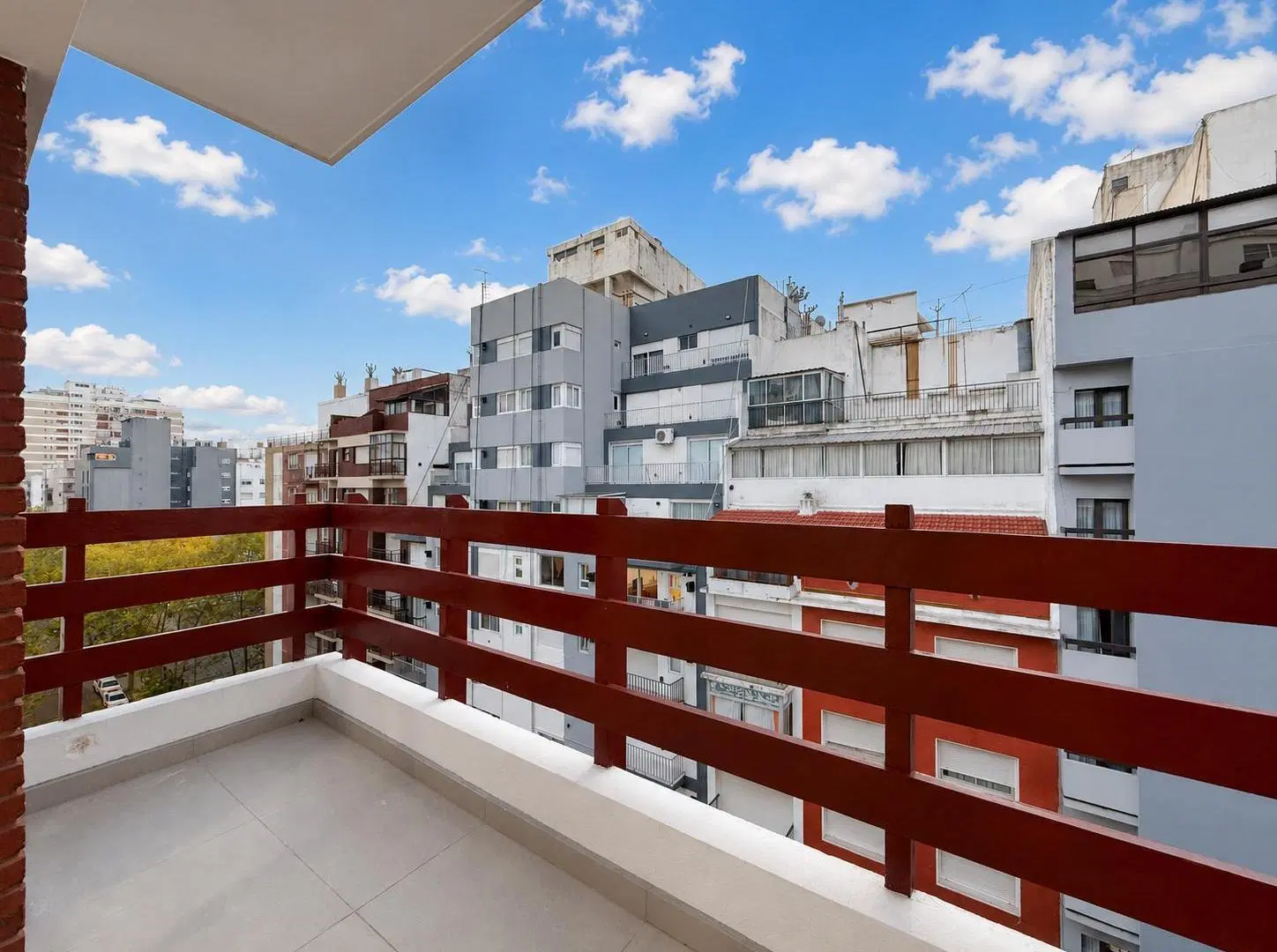 Departamento 2 ambientes invertido con balcón al frente · Plaza Colón 2
