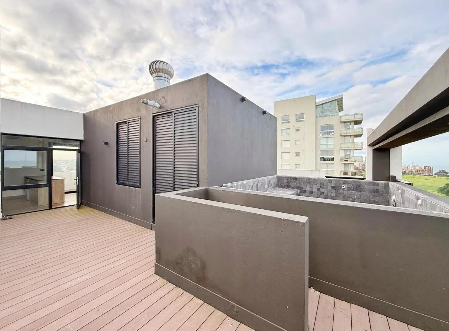 Piso 4 ambientes con terraza privada, pileta y vista al mar · Playa Grande 8