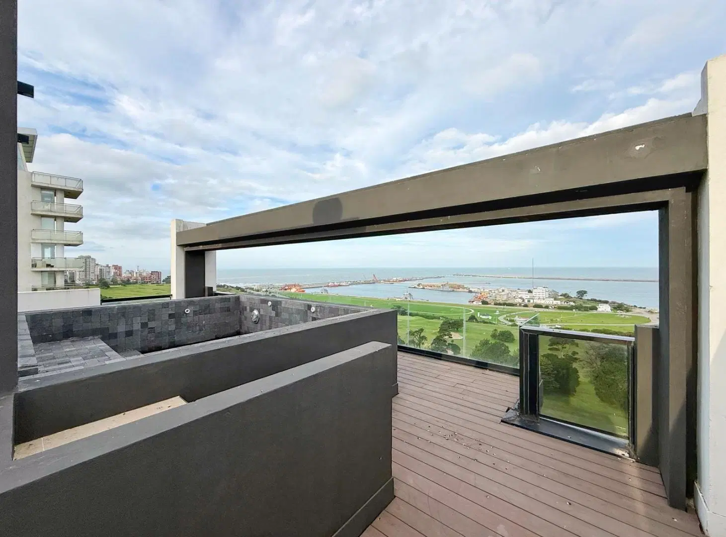 Piso 4 ambientes con terraza privada, pileta y vista al mar · Playa Grande 4