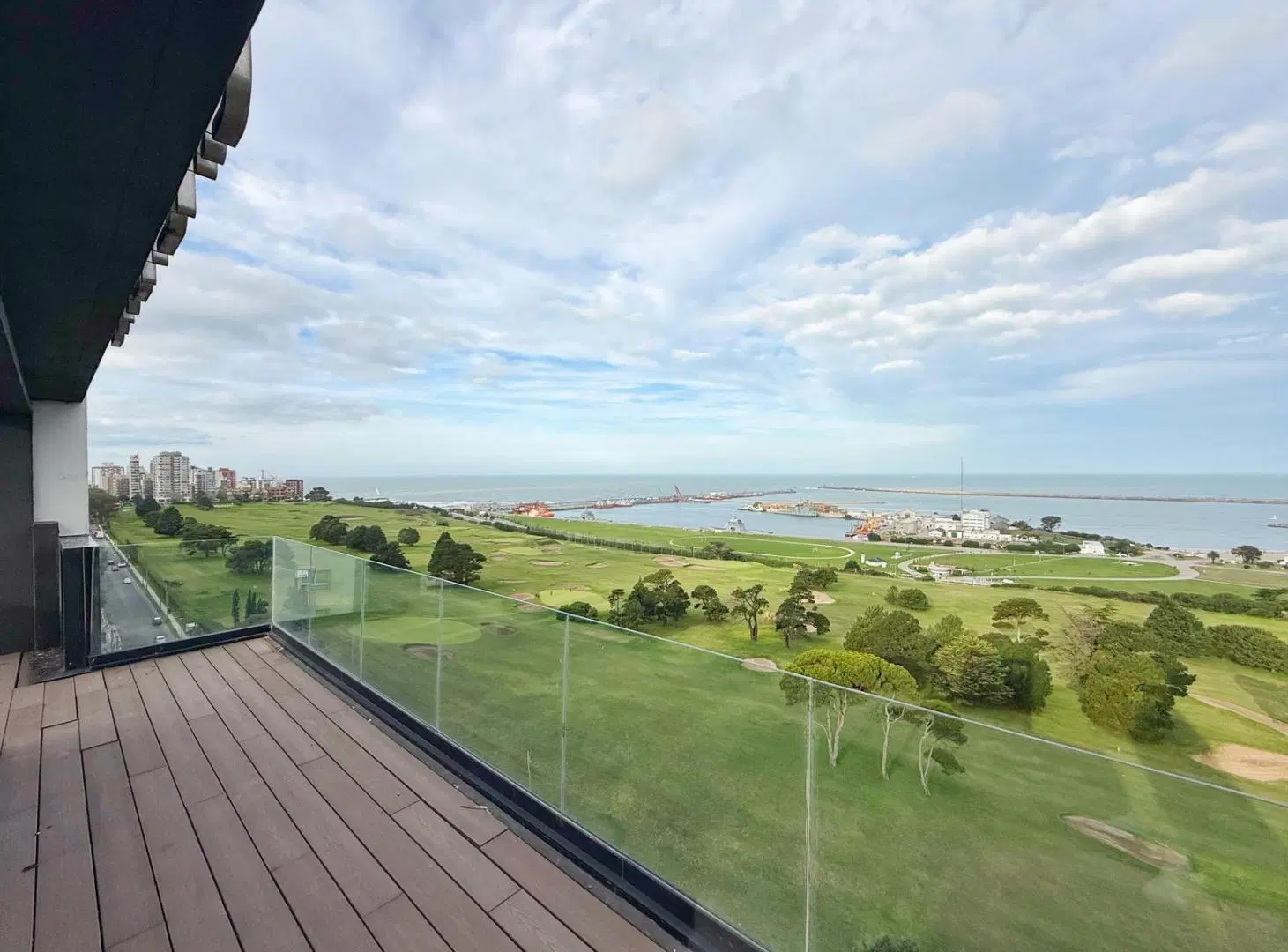 Piso 4 ambientes con terraza privada, pileta y vista al mar · Playa Grande 1