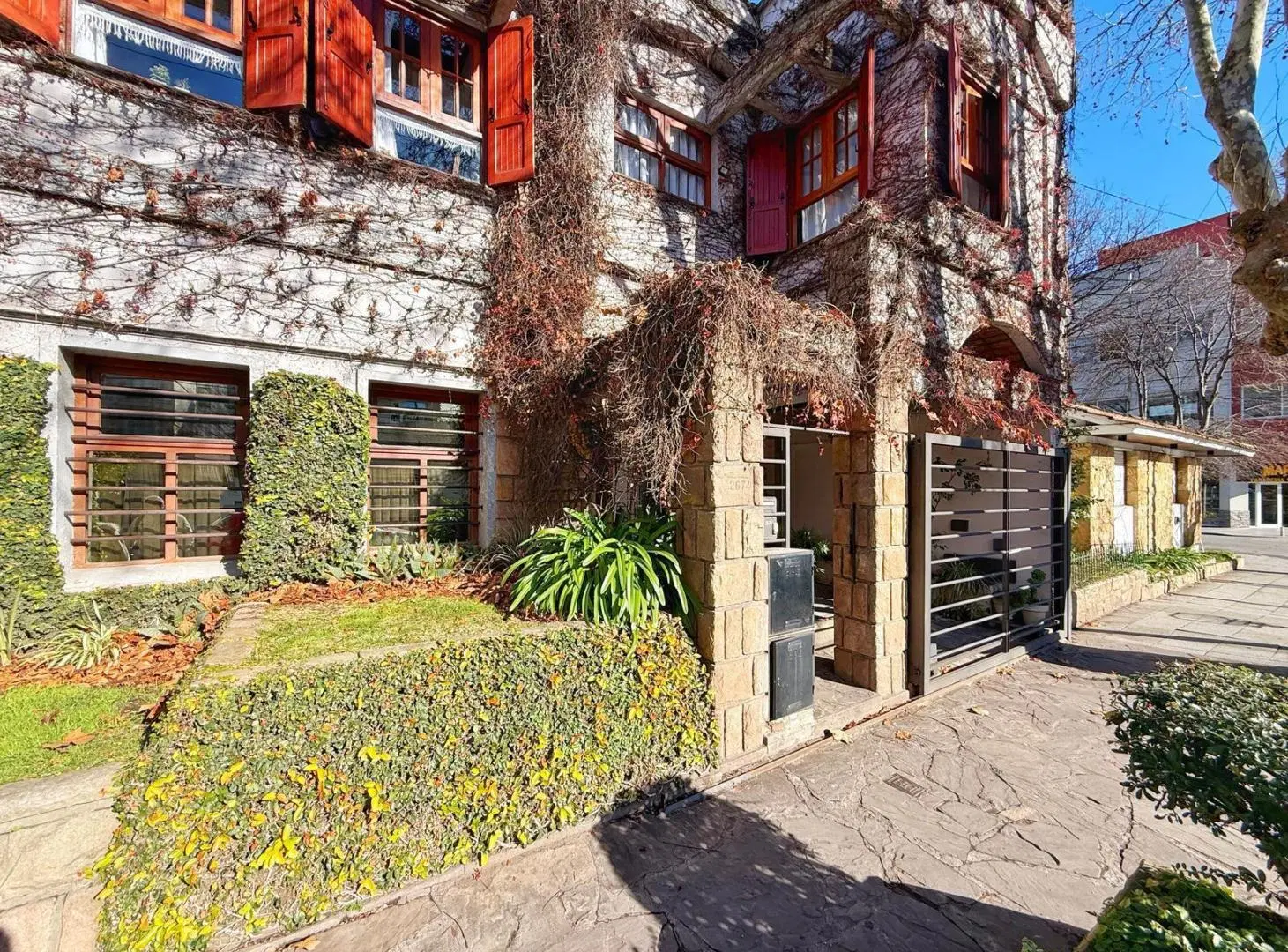 PH 4 ambientes en planta baja con patio · Chauvin 1