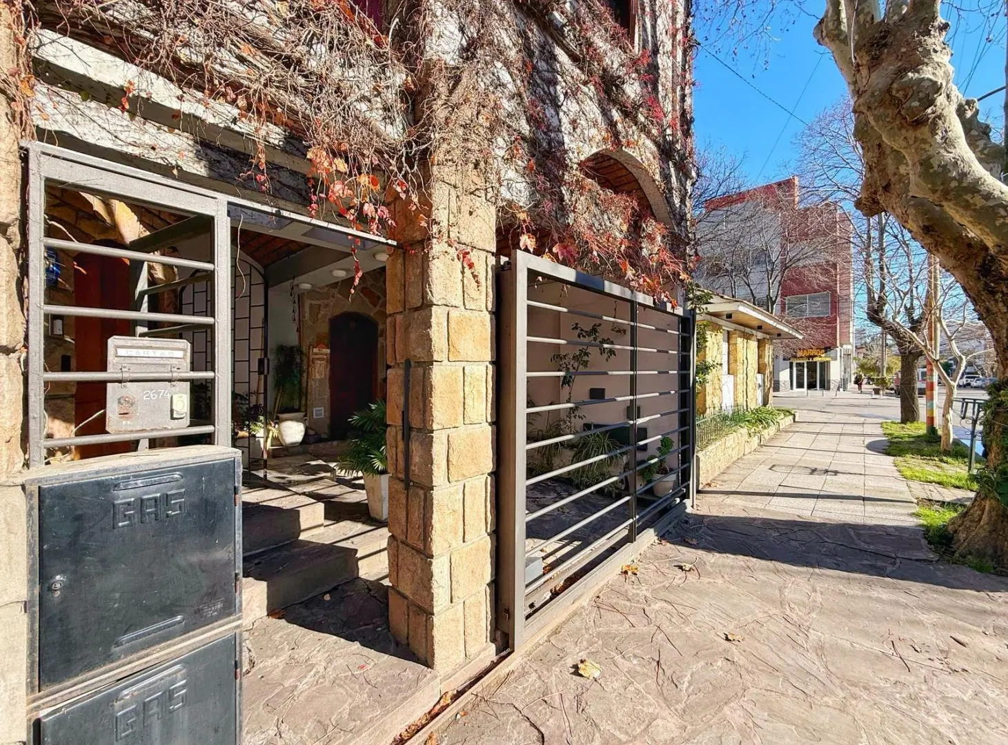 PH 4 ambientes en planta baja con patio · Chauvin 2