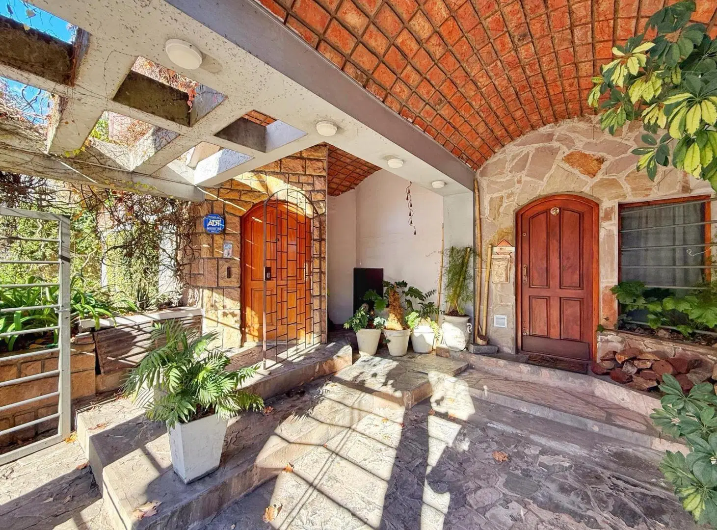 PH 4 ambientes en planta baja con patio · Chauvin 4