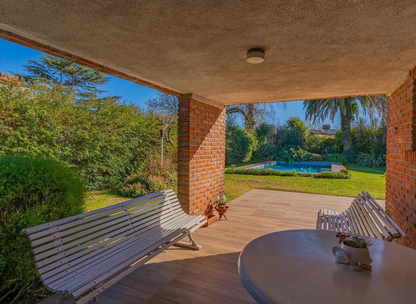 Foto de Casa sobre dos lotes con piscina y quincho · Pinos De Anchorena, imagen 2