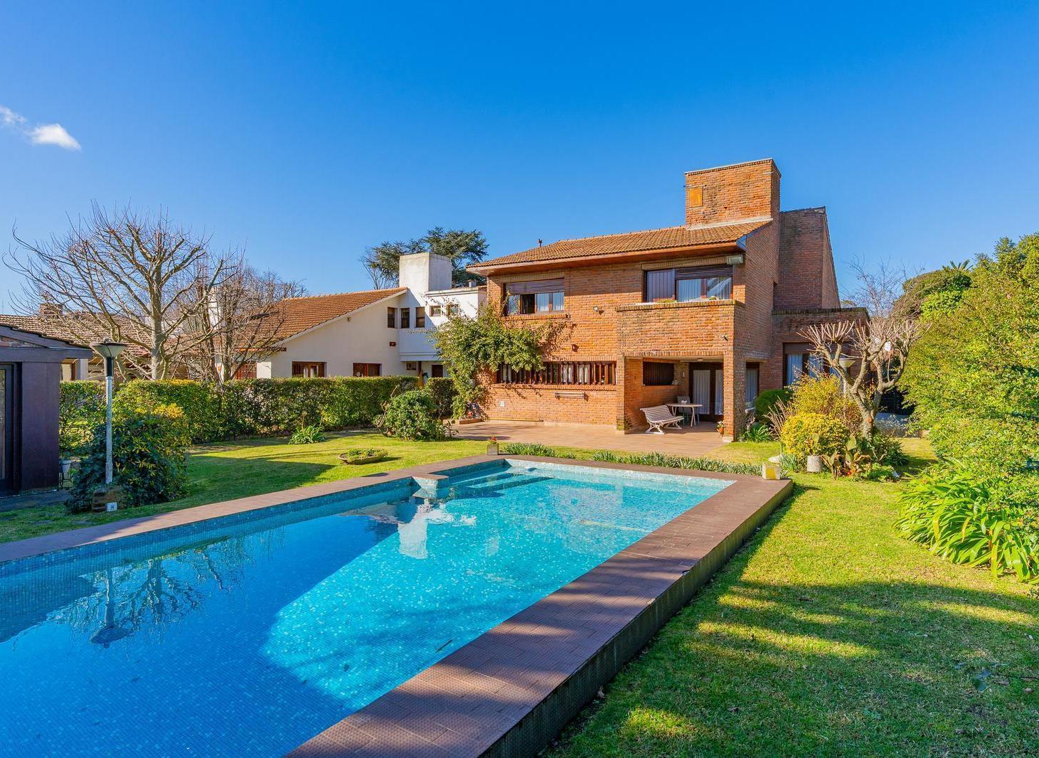 Foto de Casa sobre dos lotes con piscina y quincho · Pinos De Anchorena, imagen 4