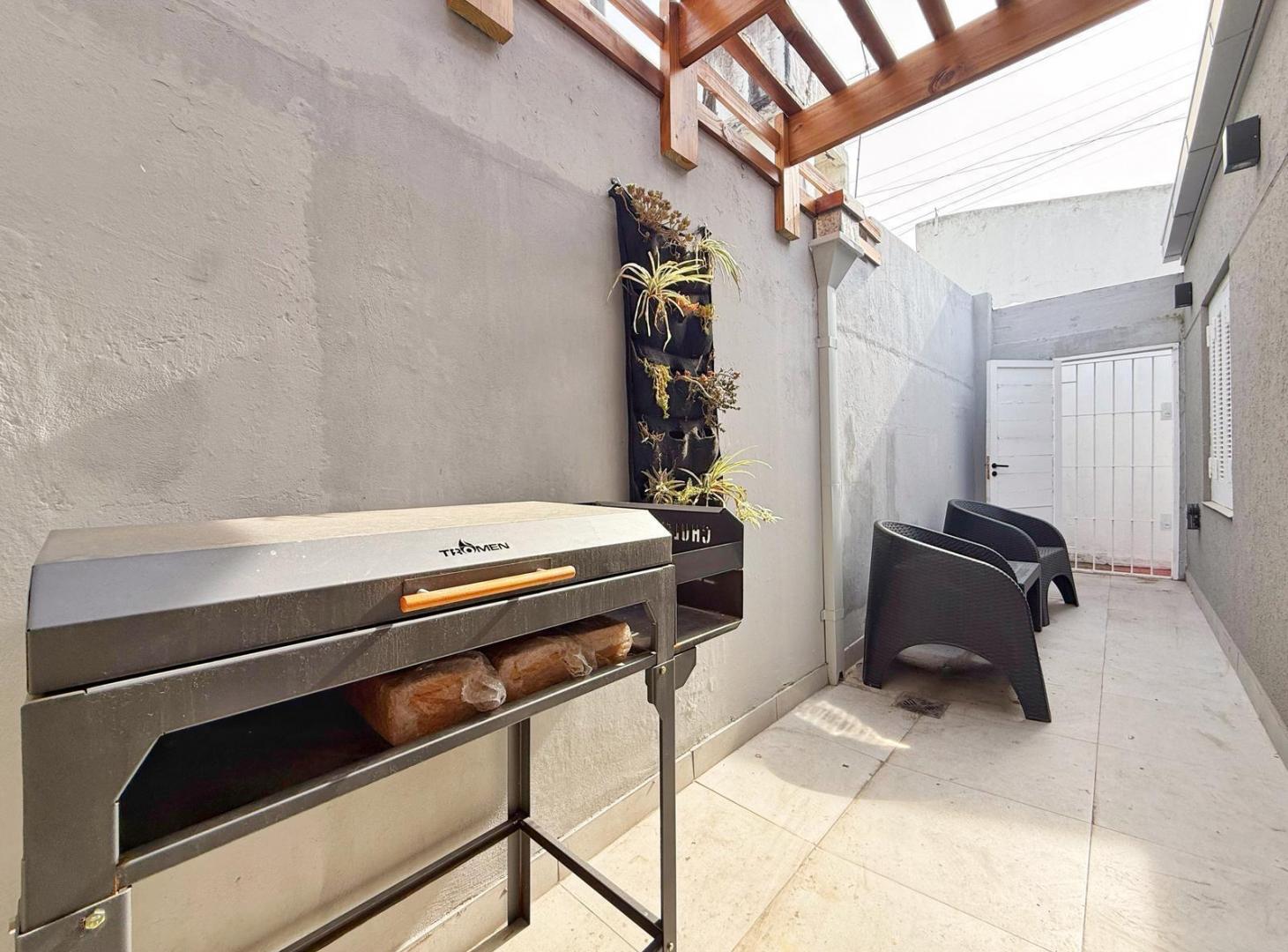 Foto de PH 2 ambientes reciclado a uevo con patio y parrilla · La Perla, imagen 5
